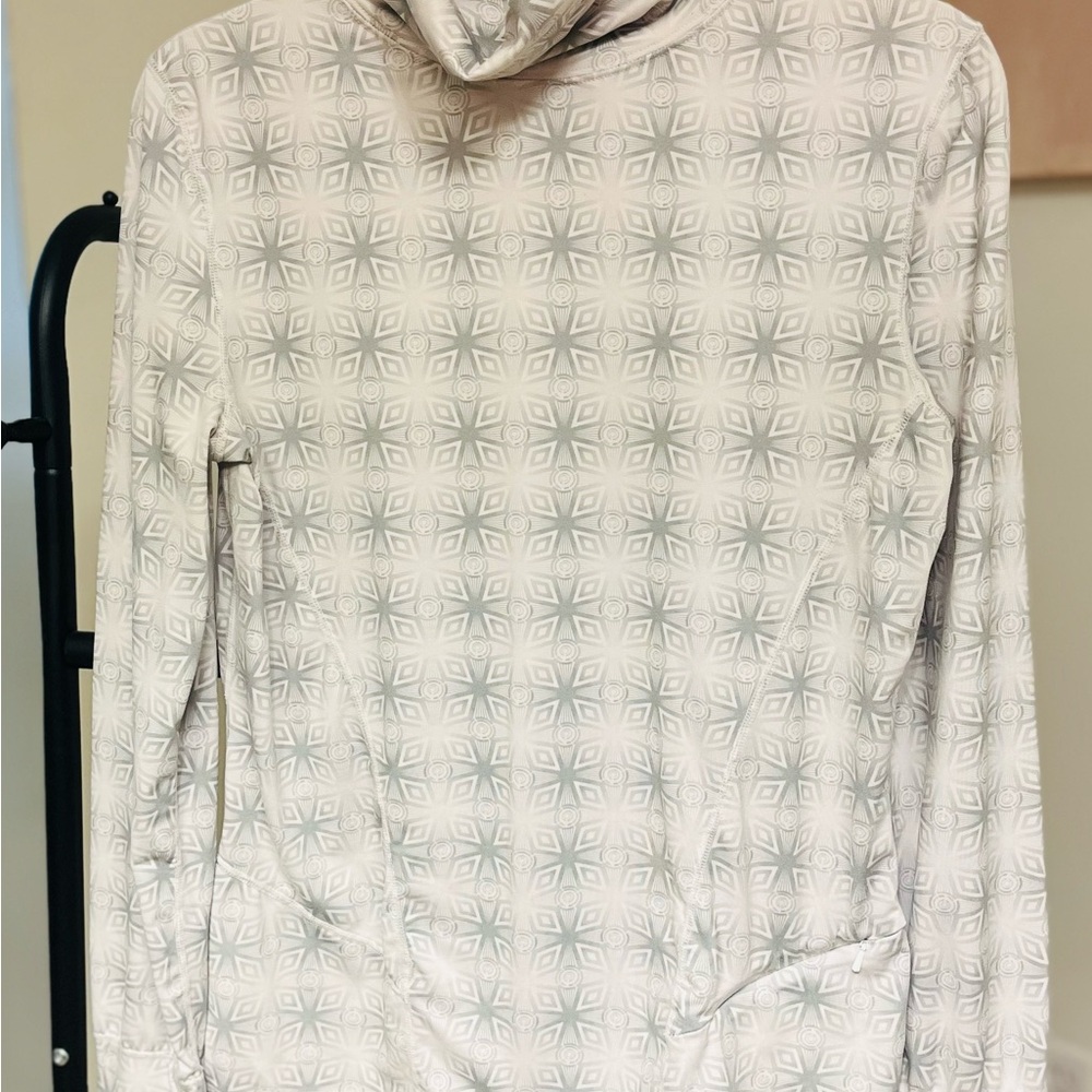 Patterned white and gray Women's thermal top